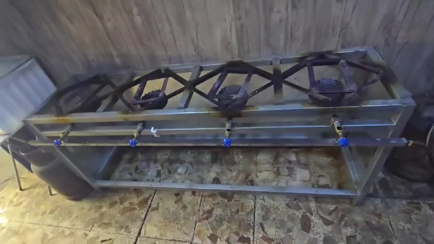 للبيع غراض مطعم للبيع السعر ٥٠٠ الف ***********
