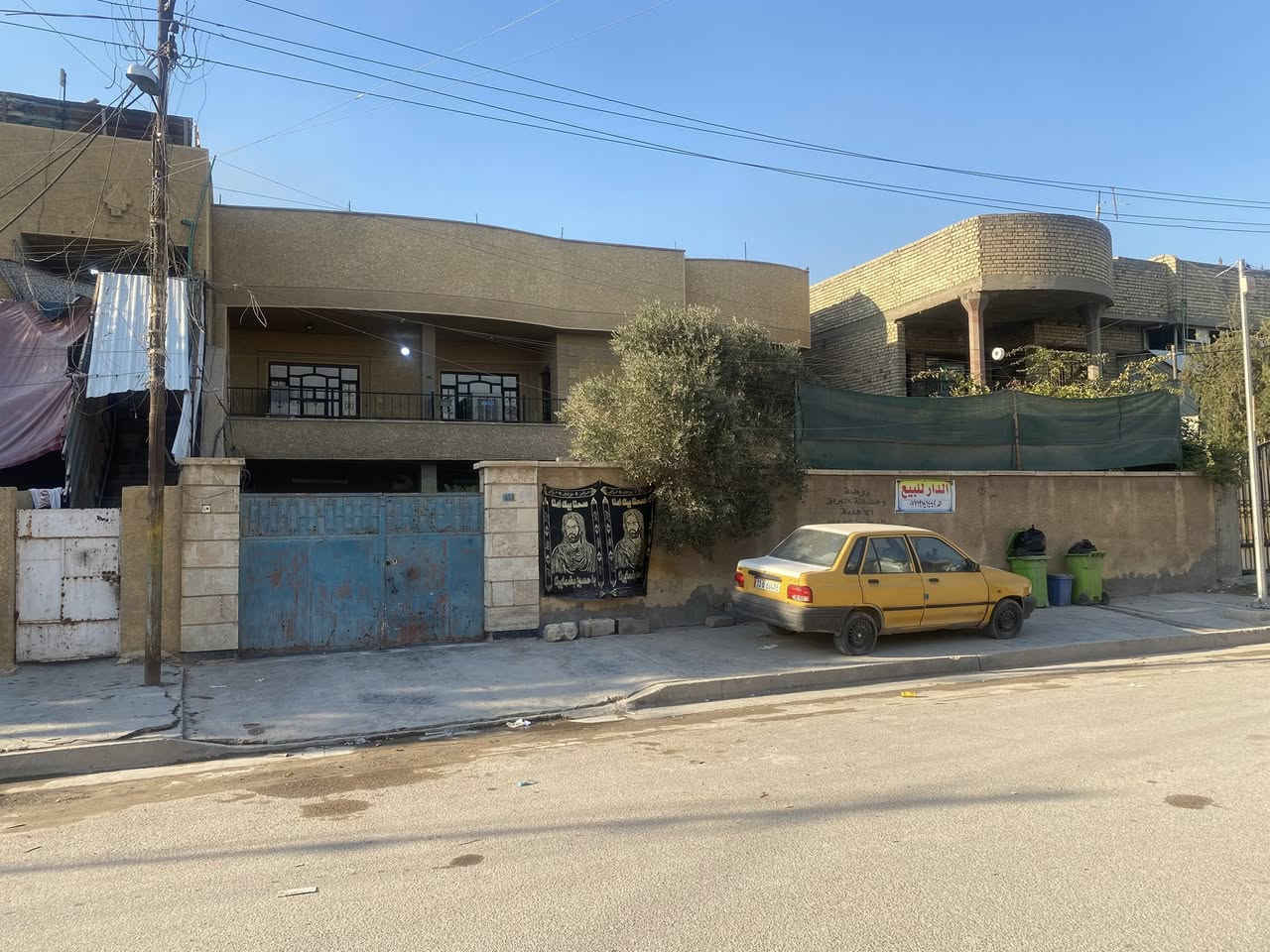 دار للبيع طابو صرف مساحته ٤٠٠متر الوجه ١٦النزال ٢٥يحتوي ع ٦غرف نوم مع مشتمل داخلي معزول بناء ٢٠٠٠موقعه في البلديات حي الرفاق قرب حسن وحسين ابو المخضر شارع ٢٠ متر سعر المتر(مليون ٦٥٠)مع مجال قليل اتصال ع الهاتف***********
