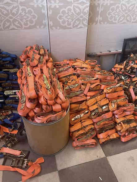 ڕاگیزی 
 * الحالة: وجبة جديدة، أصلية ونظيفة جداً.
 * الأحجام المتوفرة:
   *  (كبير)
   *  (متوسط)
 * الإضافة: حبل مجاني مع سعر "العصا/المقبض" فقط.
 * الأسعار (بالدينار العراقي على الأرجح):
   * الحجم الكبير: 5000 دينار.

   * الحجم المتوسط: 4000 دينار.
⬅️((سعر های ثابت بدون معاملة))➡️
 * تكلفة التوصيل:
   * السليمانية : 2500 دينار.
   * جميع المحافظات الأخرى : 5000 دينار.
 * لطلب الشراء: إرسال رقم الهاتف والعنوان إلى الأرقام التالية:
   * واتساب / فايبر: ***********
