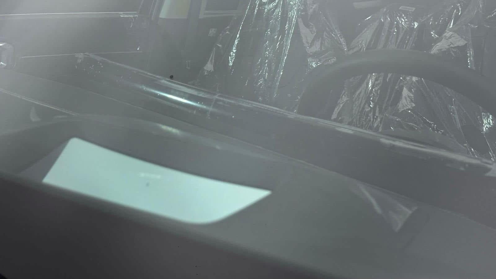 سيارة كيا سورينتو جديدة للبيع. بمحرك V6 قوي وتصميم عصري، السيارة تتميز بمساحة داخلية رحبة وتفاصيل مريحة مثل فتحة السقف والمقاعد المريحة المغلفة. مناسبة للرحلات الطويلة والمغامرات اليومية. لا توجد عيوب أو مشاكل ميكانيكية، والسيارة بحالة الوكالة دون تعديلات أو حوادث.