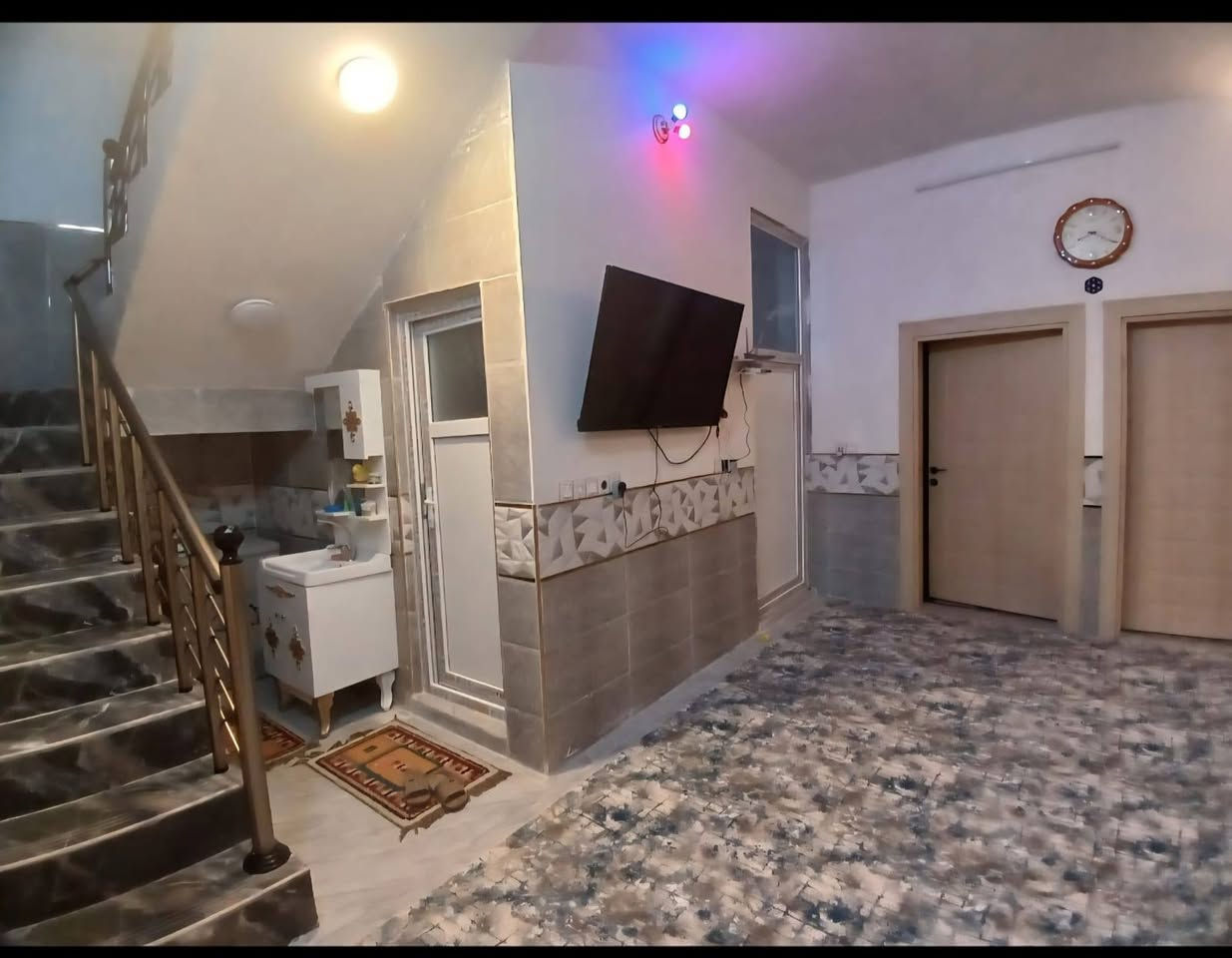 بيت زراعي ركن مرقم بلدية مساحة ٢١٠ متر قرب مدرسة الاماني طابق واحد غرفتين نوم كبير استقبال وهول صحيات  عدد ٣  حمام عدد ٢ مطبخ كبير + مطبخ حار بيتونه كبير ٥×٧ بناء ٢٠٢٤ فول كاشي  مواد  درجة أولى بناء هندسي مصبوغ  وجاهز  الخدمات ماء كهرباء مجاري  
استفسار  اتصل ***********
