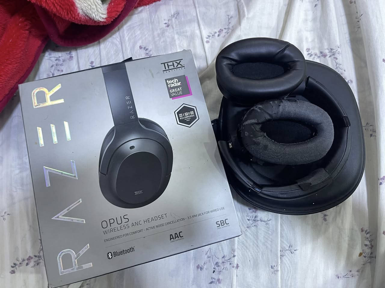 Razer Opus
للبيع ريزر اوبس بلوتوث ، الملحقات اللي موجودة بالصورة 
السماعة بنظافة زينة مابيها اي مشاكل صوت ممتاز تحكم كامل 
Anc وعزل ممتاز
السعر 35 الف ويوجود توصيل لكافة محافظات العراق 
***********
