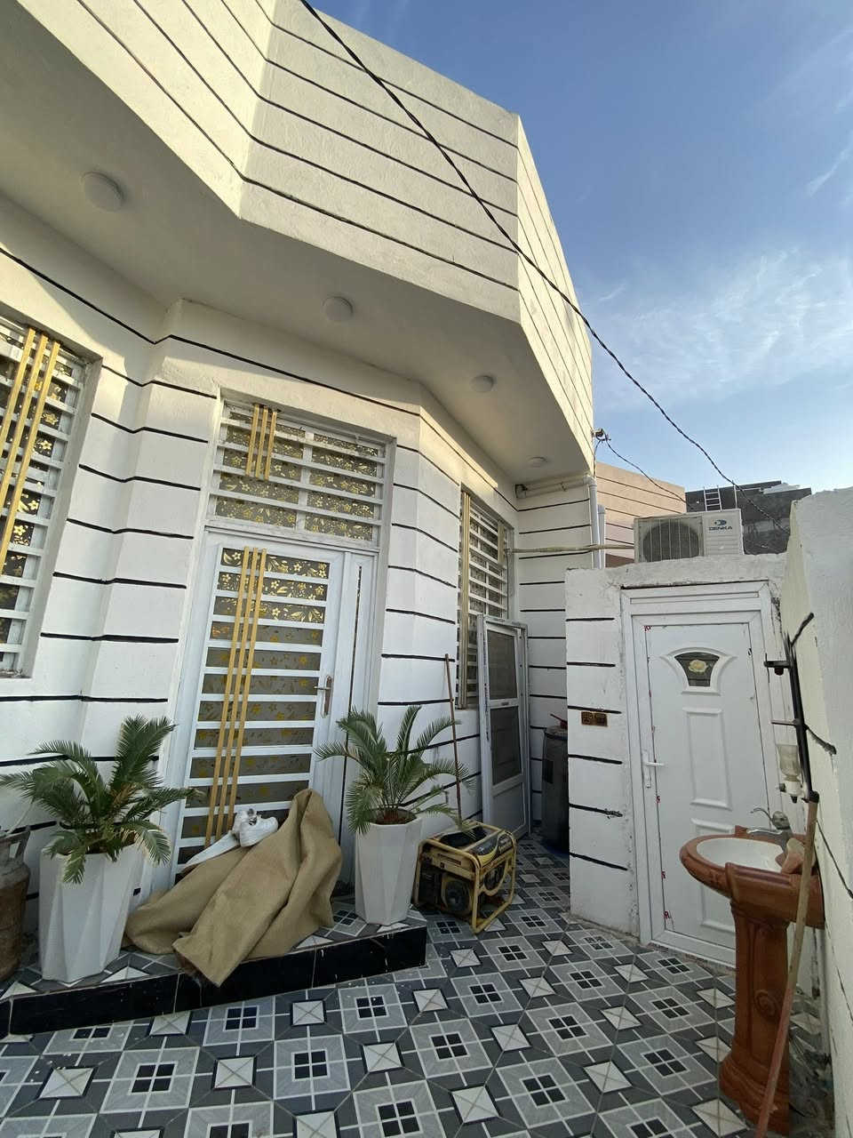 السلام عليكم 
بيت طابو زراعي سند 25 

يتكون من ( مطبخ _ صاله _ هول _غرفه نوم 1 _ مجمع صحيات 2 _ منور ) 

العنوان / حله شارع 80 كربلاء شارع شريفه الجديد 

للاستفسار : ***********
