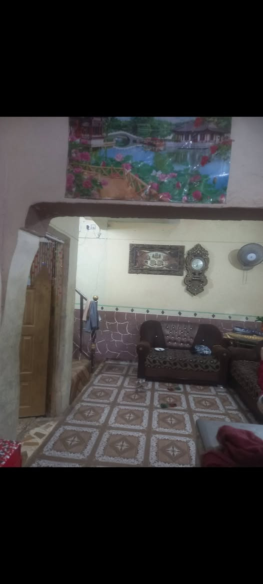 بيت للبيع 150 متر طابقين ثلاث غرف نوم استقبال وصالة ومطبخ وحمام داخلي وخارجي بناء قديم شيلمان كاشي سيراميك..منطقة 3000 مقابل سوق المدارس كل الخدمات يمة مدارس من ابتدائي إلى إعدادية سوق مركز صحي خط سيارات منطقة حلوه السعر 140 وبي مجال.. للاتصال *********** ابو محمد
