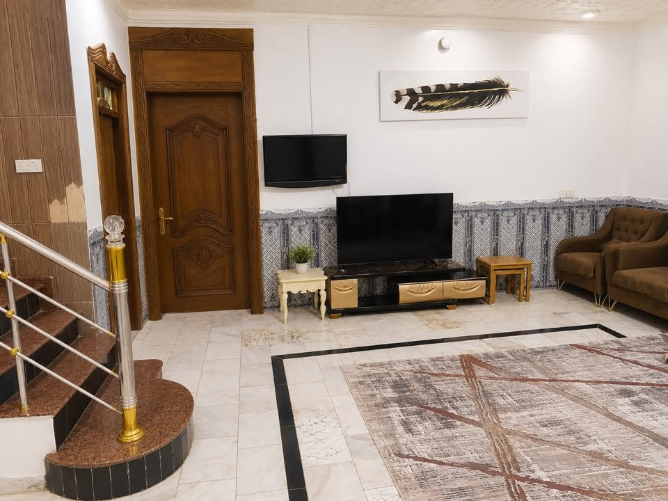 للبيع منزل بمساحة 250 متر² في الحمزة شارع 20، مناسب للسكن العائلي، بتصميم عملي ومساحات واسعة.

مواصفات المنزل:

* ✅ المساحة: 250 متر²
* ✅ طابقان
* ✅ 3 غرف نوم
* ✅ غرفة استقبال واسعة
* ✅ مطبخ
* ✅ صحيات داخلية وخارجية
* ✅ صحيات إضافية في الطابق الثاني
* ✅ موقع هادئ ومناسب للعائلات

المنزل يتميز بمساحته الجيدة وتوزيع الغرف العملي، مع إمكانية إجراء أي لمسات أو تحديثات حسب رغبة المشتري.

📍 العنوان: شارع 20.الحمزة 

📞 للاستفسار والمعاينة، يرجى التواصل على الرقم: (***********
