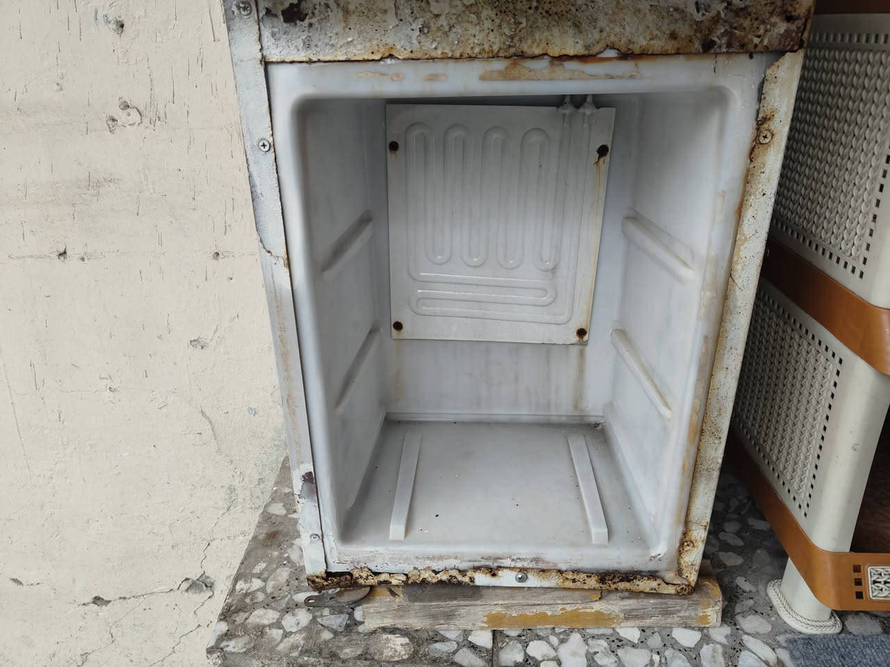 السلام عليكم للبيع براد حار بارد المي اذا مو ثلج لا تاخذه فقط بهاي الخياس والباب مكسوره وقفله 25 مكاني بغداد شارع حيفا***********
