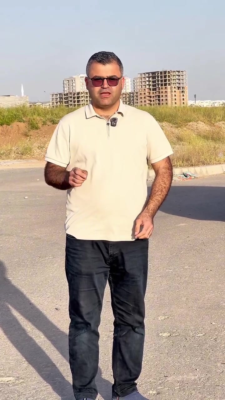 نە خەونە نە خەیاڵ
واقعێکە لە هەولێر هەیە..

گەڕەکی..

پێش ئەوەی هاوڵاتی لەم گەڕەکە خانوو دروست بکات زۆربەی خزمەتگوزاریەکانی پێگەیشتووە..

ئەو گەڕەکەی پێتان دەناسێنم:
-٢١٥٣ پارچە زەوی ٢٥٠مەتریە 
-دابەش دووی هەیە
-تۆڕی ئاوی هەیە و هەمووان ئاویان هەیە
-شەقامەکان چەو رێژ کراون
-رەسیفی زۆربەی کۆلانەکان کراوە
-کەمترین پانی شەقامەکان ١٥مەترە

بۆ کڕین و فرۆشتنی زەوی لەم گەڕەکە نایابە پەیوەندی بکەن بە عقارات ڕێگای زانیاری
هەولێر-شەقامی ١٥٠م-شەقامی سەرەکی شاری زێڕین-رێزی پێشەنگ تاوەر-دوکانی ژمارە ٢٨
***********
***********
***********
***********

 #زەوی
