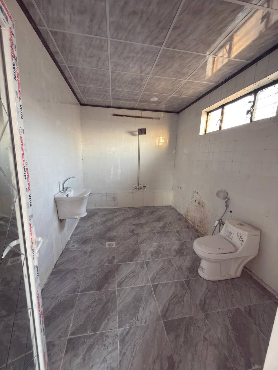 سلام وعليكم شقه اللايجار في حي البكر موقع مميز قرب كنيسة تيتانك المساحه ٣٠٠ مربع تحتوي على ٣ غرف نوم و هول و مطباخ و صحيات للاستفسار عن سعر الاتصال على الرقم ***********
***********
