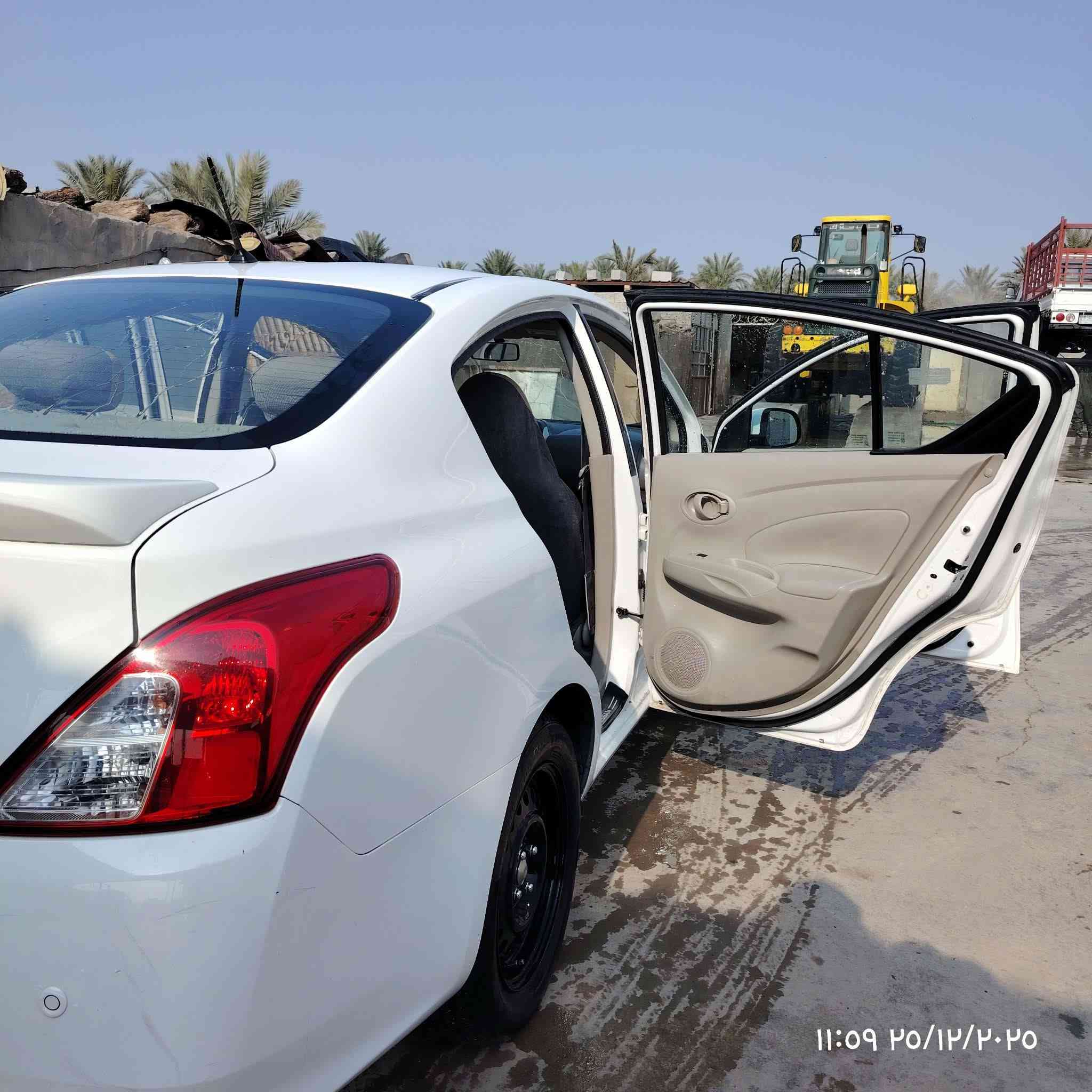 🚗 نيسان صني 2021 — ممشى قليل / نظيفة جدًا
موديل: 2021
الممشى: 40,000 كم فقط
الاستخدام: شخصي، لا تاكسي ولا شركة
المواصفات الإضافية:
شاشة داخلية حديثة
كاميرا خلفية + حساس خلفي
تحكم ستيرن
تكييف ممتاز (تدفئة وتبريد)
بطارية جديدة
تخم تاير + سبير شركة ما مستعمل
الحالة العامة:
السيارة نظيفة فحص بالكامل
لا حوادث، الكشر نظيف كما موضح في الصور
خدوش قليلة وبسيطة جدًا (غير مؤثرة على المظهر العام)
ملاحظة للشفافية: كان هناك لاصق حماية أسفل الباب، وعند إزالته حصل تقشّر بسيط في الصبغ أسفل الباب (بدون صدأ أو ضرر)، منطقة غير ظاهرة بشكل مباشر ويمكن معالجتها موضعيًا بسهولة

السعر ١١٨ وبيها مجال. المكان ديالى
***********
