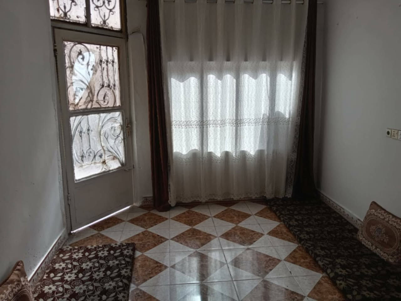 اولن صلى على محمد
سلام عليكم شباب بيت ميت 100 طابو ملك مكان مميز حي العسكري شركه طارق يم الكوسترات قرف مسجد طابه كدامه حديقه مرتبه  شارع عريض
السعر 92بي مجال قليل رقم *********** استفسار اتصل
