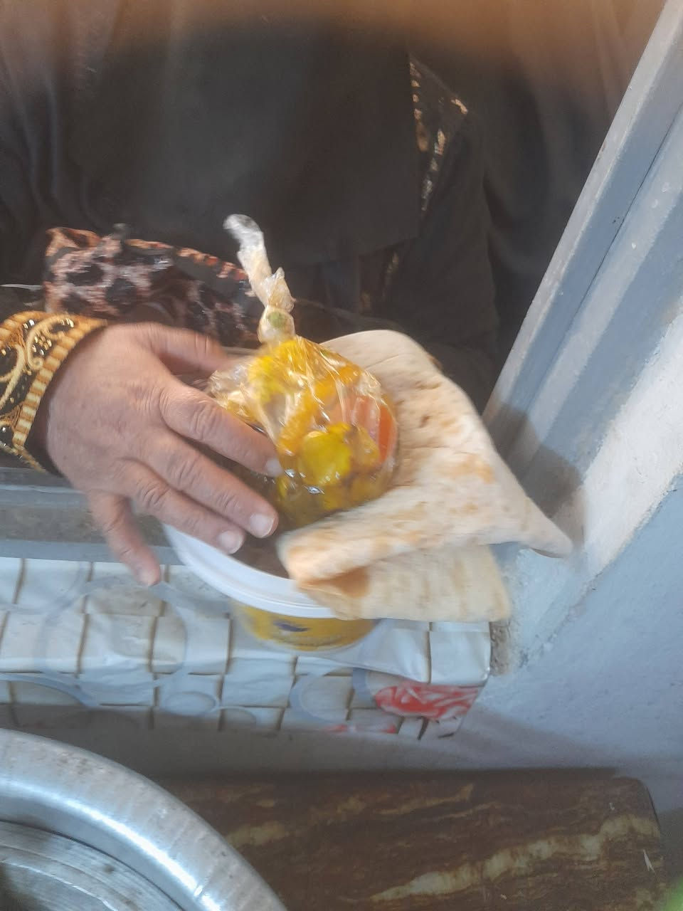 الحمدلله وشكرلله اليوم الاول من شهر رمضان المبارك اعاده الله علينا وعليكم بالخير والصحه والعافيه ان شاء الله من مطبخ الاول بسامراء مطبخ مركز المسلم لاارامل واحباب الله والمتعففين والكائن بسامراء حي الخضراء خلف منتدى شباب سامراء فتح بتاريخ ٢٠١٧ ان شاء الله سيكون الطبخ يوميا ان شاءالله طوال شهر رمضان المبارك بفضل الله ثم فضل الناس الخيره امثالكم بيهم البركه ان شاء الله للتبرع ***********وانت بيتك ساهم بتحويل زين كاش *********** اوماستر كي ٢٦٨٨٢١٦٥٥١ اخوتي الغوالي فزعتكم وانتم اهلا لها أن شاءالله
