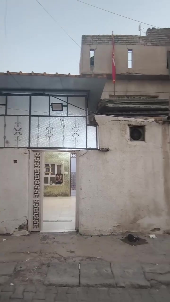 عروض حازم العمشاني للعقار للبيع نص قطعه اماميه مربع مسلح بناء نضيف
طابق ونص يتكون من ستقبال ومطبخ وصاله وغرفتين نوم وحمام وتواليت وبيتونه وصطح شتايكر سعر 115وبي مجال رقم *********** مكان مدينة الصدر قطاع 38 موقع على المدرسه 

مراجعت مكتب حازم العمشاني للعقار
