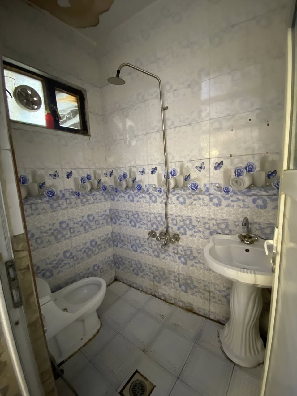 شقة نضيفة للإيجار ٤٠٠ الف فقط(قفل)
📍الاعظمية-قرب سوق الاعظمية القديم 📍
تحتوي الشقة على :
غرف نوم عدد (٢) 
صالة+ مطبخ مشترك 
خدمات 
بالكون 
(للعوائل فقط)

التفاصيل :
📞***********📞
