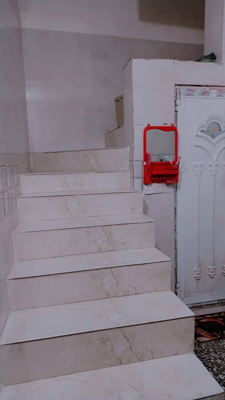 سلام عليكم دار للبيع الشعب الصحه مساحه 80  طابقين استقبال وخدمات و3غرف نوم للاستفسار. *********** توضيح
البيت معزول يعني مشتملات 2 
السعر 120 بي مجال
