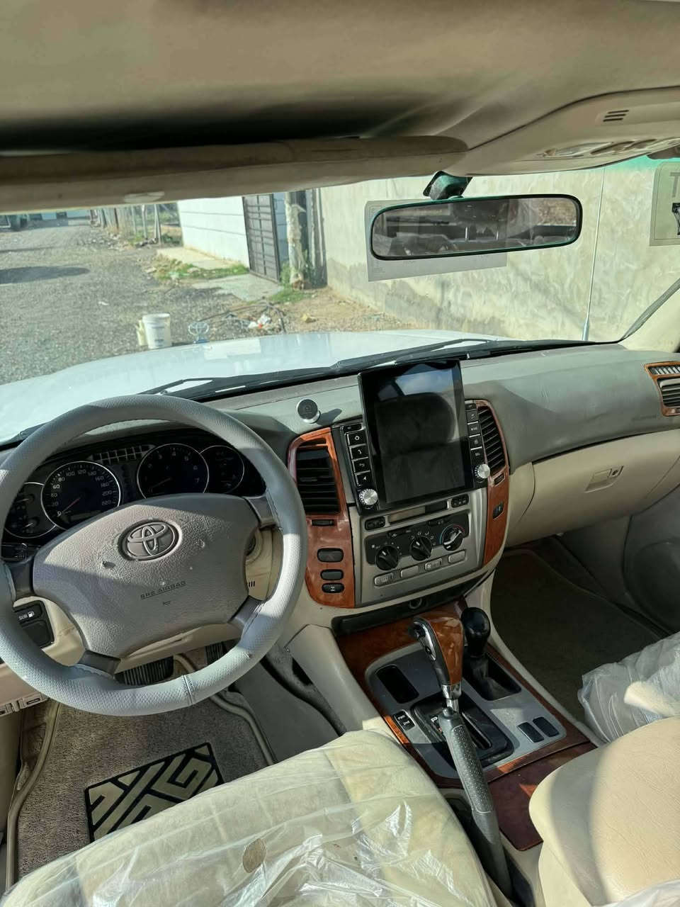 السلام عليكم
لاند كروز موديل 2007 GXR ليمتد فول مواصفات 
 مكينة 4500 6 سلندر محرك عدل
 
فور ويل4x4 
3 قطع تبريد و ثلاجه 
شاشة و كامرة خلفية 
سلايد 
حساسات امامية و خلفية بلادي 
كشنات مخمل

 تايرات جدد برجستون ياباني أصلي اسبير
حادثها باب فقط وشيويه من الهلال صبغ حزام جمالية 
السياره رقم انكليزي  باسمي و تحويل فقط
السياره كلشي شغال بيها 
صدر خلفي جديد و امامي جديد 
 دسكات تخم جديد امامي و خلفي 
 منضومة لايت  أصلي عالي ناصي 
مازدات جدد شركة ديبو
السعر147مع مجال رقم الهاتف ***********مكاني بغداد
