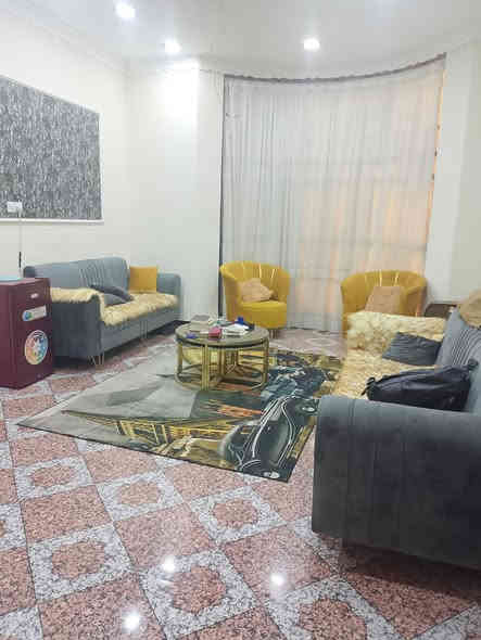 السلام عليكم         
بيت للبيع في ياسين خريبط 
شارع السناتر مجاور مجمع سبع سنابل الطبي 
مساحة البيت ١٢٥م
البيت ركن على شارعين 
قرب مدارس البراق
البيت طابقين 
الطابق الاول 
يحتويه على كراح ومطبخ  وصيحات  وصالة. ديوانية. غرفة نوم
 الطابق الثاني
يحتوي على ثلاث غرف منام 
واحدة منها ماستر
وصالة. وصحيات
ويحتوي السطح على غرفة مخزن

السعر 310  قبل ‏للتفاوض  ￼ اتصل على رقم ***********
