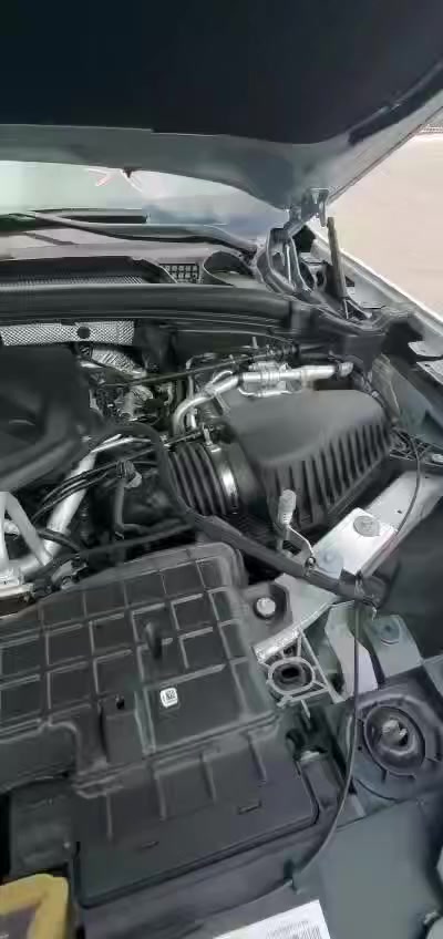 السلام عليكم للبيع جيب كراند شيروكي هايبرد بلك ان موديل 2024 ماشيه 2000ميل فقط حاليا بعمان الي يريده يدخله بسمه السياره فول مواصفات خمس كامرات كشنات تدفئه او تبريد شاحن موبايل كامره بالمرايه الوسط بردات ستيرن كهرباء بانوراما يعني اعلى مواصفات بالفئه مالته والحادث مثل متشوف بس الايد مفتوح او اجه وياه بالصندوك ***********
