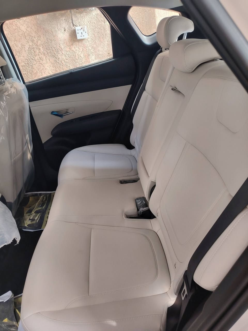 سلام عليكم عندي توسان موديل 2025 ماشيه 14 مكفوله كفاله عامه فول ما عده البانوراما السعر 232 وبيها مجال المكان الحسينيه مال راشديه رقم الهاتف ***********
