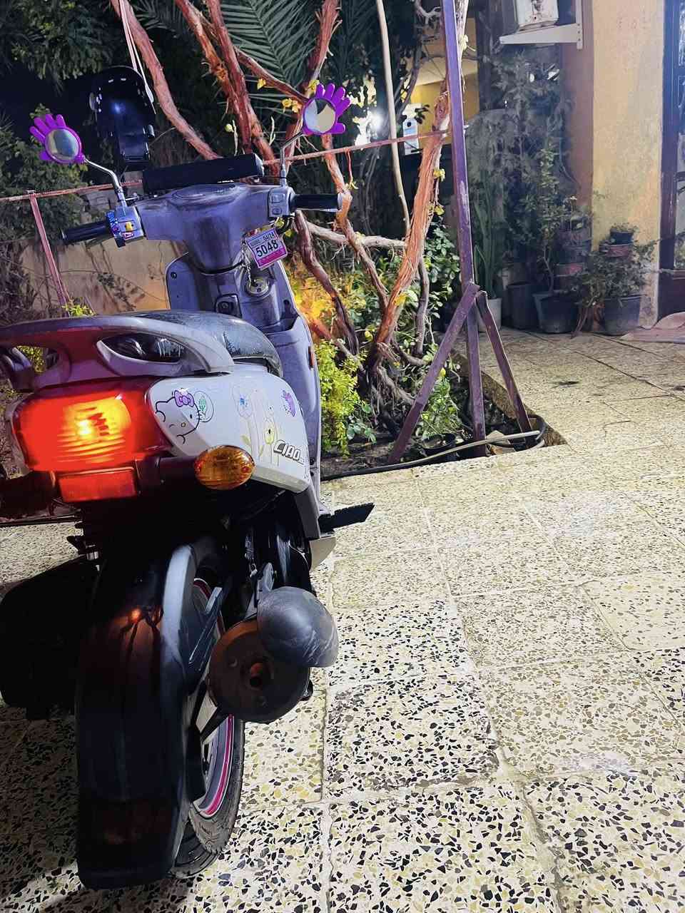 السلام عليكم
دراجه فلة للبيع 
جديده بمعنى الكلمه صارلها شهرين نازله رمبه تجي وتشوفها بعينك دهنها امزويل كل ١٥ يوم ابدله استعمالي الها قليل جدا 
السعر مليون و١٥٠ وبيها مجال مكاني بغداد البياع رقمي ***********
