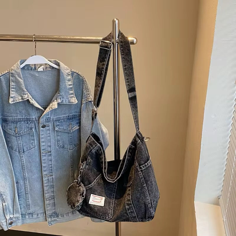 ⁨	✨ حقيبة جينز عملية وعصرية ✨

👜 خامة جينز مميزة بتصميم كاجوال يناسب الطلعات والاستخدام اليومي
🤍 واسعة وتكفي أغراضك الأساسية بكل راحة
🎁 مرفق وياها البوچ الصغير مثل ما موضح بالصور

💰 السعر: 18,000 دينار فقط
🚚 التوصيل: 4,000 دينار لجميع محافظات العراق
✅ ضمان فحص القطعة أمام المندوب قبل الاستلام

📩 للحجز أو الاستفسار راسلينا على الخاص، والكمية محدودة 💕⁩
. 
. 
. 
. 
. 
#jeans #جينز #حقيبه #جنطه #اكسبلور_explore


**إذا كنت صاحب هذا الإعلان وتريد حذفه لأي سبب، رجاءا أرسل رسالة إلى الدعم الفني**