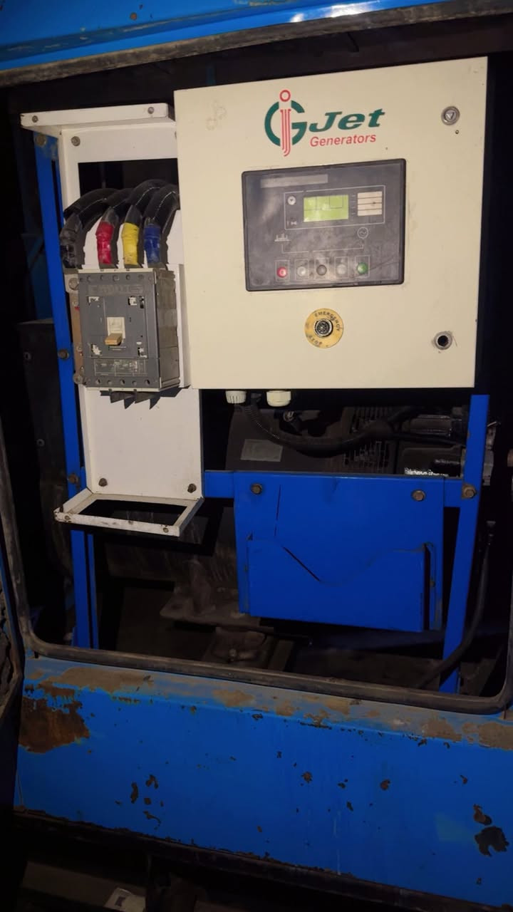 السلام عليكم
مولد كمنز للبيع 250 كيفي 
سيت بلاد كاتم 100/100
شرط الحمل رقم ***********
