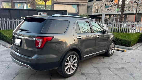 السلام عليكم 
فورد اكسبلور موديل ٢٠١٦ رقم بغداد 
فول مواصفات لمتدد تو ويل 
**استيراد خاص كلين تايتل مكفوله **
ماشيه ١٣٠ الف 
مواصفات :- 
محرك ٦ سلندر ٣.٥ لتر 
اناره LED 
بصمه تشغيل عن بعد 
ستتم سماعات SONY 
مري كهرباء شفط 
فتحه سقف بنوراما 
كشن ذاكرى جلد تدفئه وتبريد 
حساسات امامي وخلفي +كامرا امامي وخلفي 
ويل كب حجم ٢٠ 
٧ راكب و٣ قطع تبريد 
مقاعد الصف الثالث كهرباء ⚡️ 

السياره بيه ملاحظات بسيطه بلبدي شخوط ومكفوله كفاله عامه من الصبغ وبارد  
*ملاحظه:- جميع تبديلات الدهن وصيانه الدوريه  داخل شركه فورد القاصد حصرا 
سعره 178 ورقه 
مكانه بغداد 
*********** بغداد
