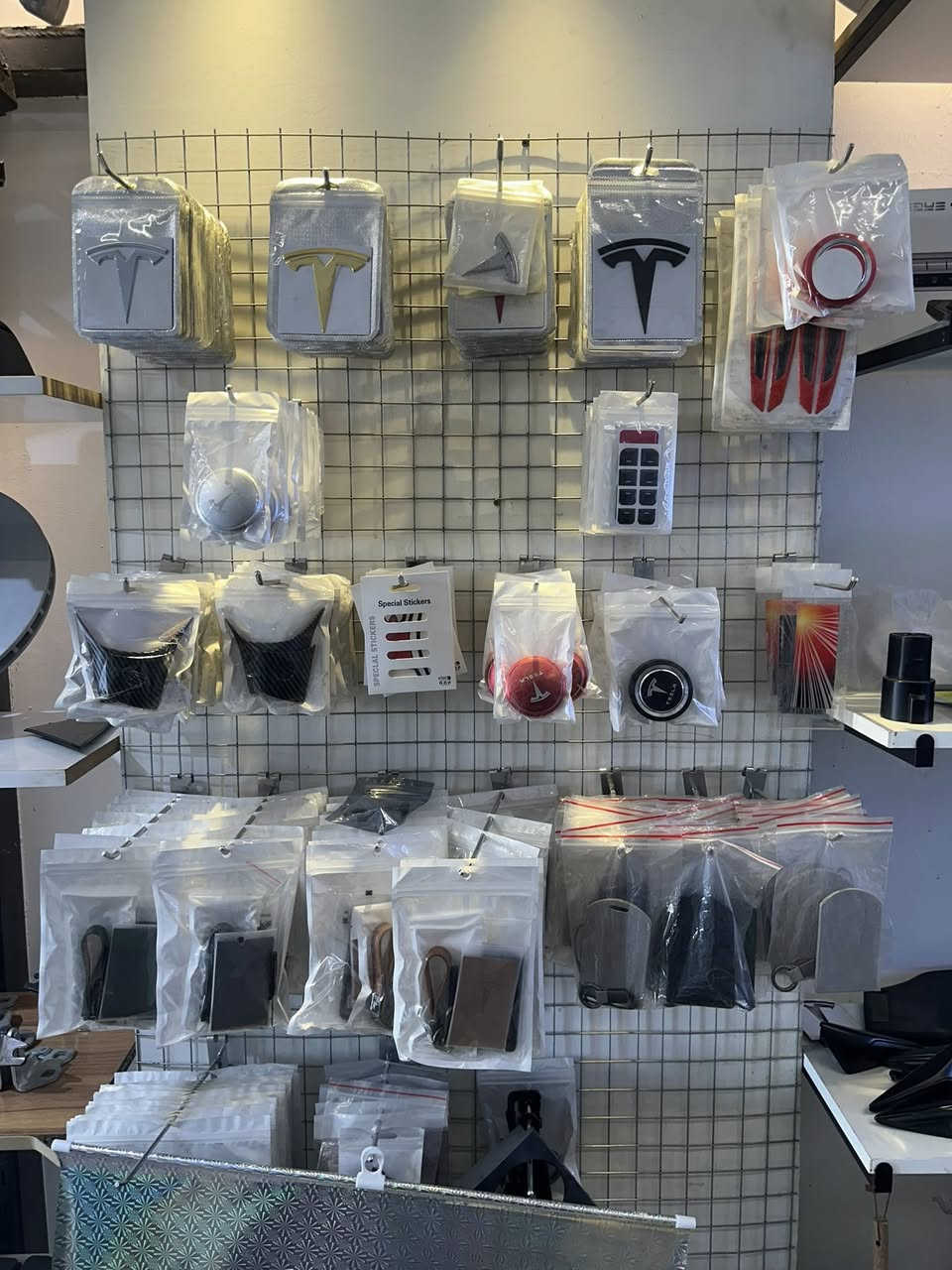 السلام عليكم 
تسلا الليث ev EV-Tech
نوفر لكم كل ما يخص تسلا اكسسوارات وقطع غيار 
بغداد الدوره الاثوريين 
يوجد توصيل كافه المحافضات 
***********
***********
