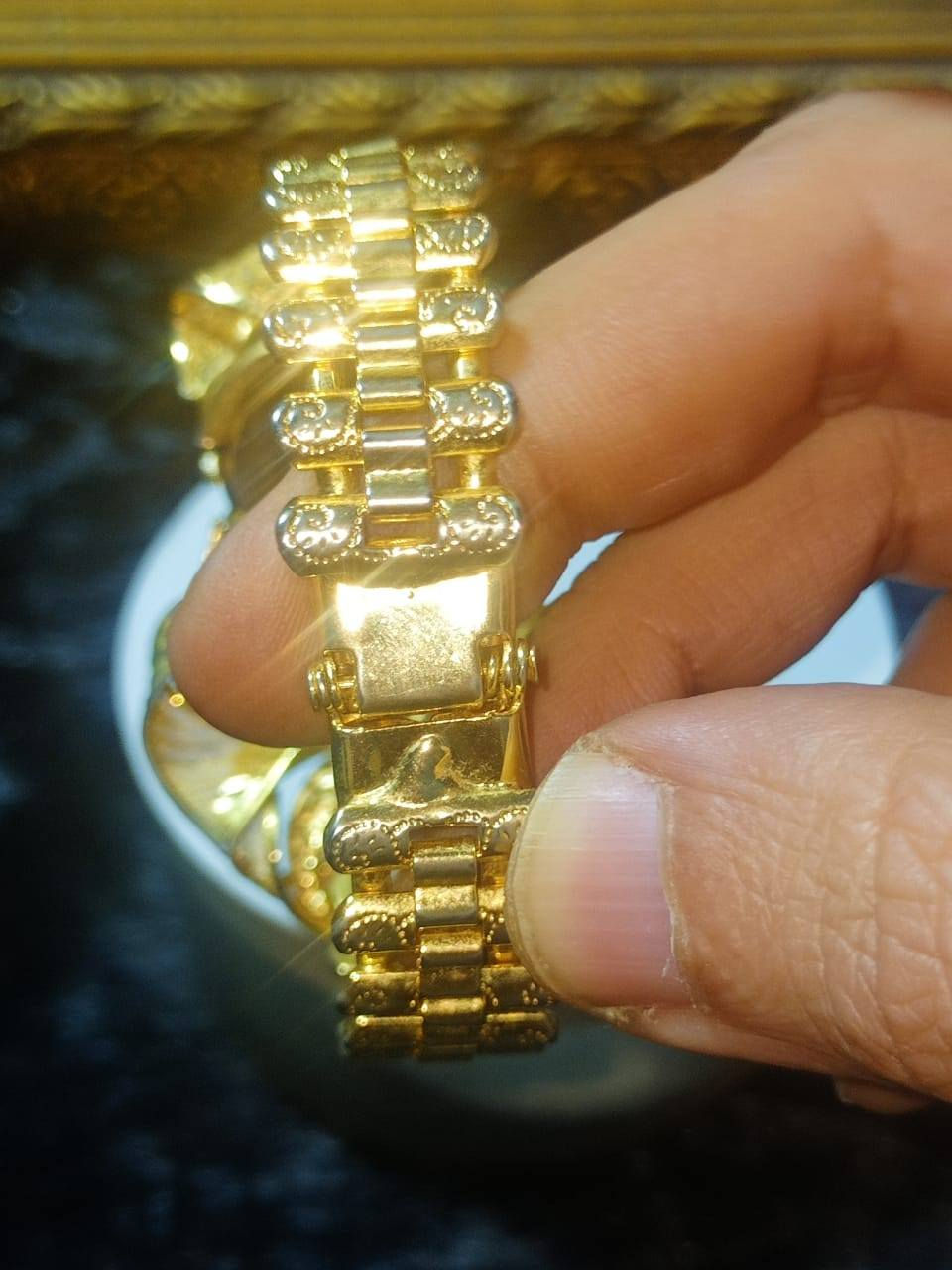 ساعة نسائية  نحاس مطلية بالذهب وارد السعودية على شكل سوار ومزينة بالكريستال، ويبدو أنها من العلامة التجارية Adoba. يتميز تصميمها بوجود أقواس وزخارف مرصعة بأحجار الزركون/الكريستال اللامعة حالة ممتازة


**إذا كنت صاحب هذا الإعلان وتريد حذفه لأي سبب، رجاءا أرسل رسالة إلى الدعم الفني**