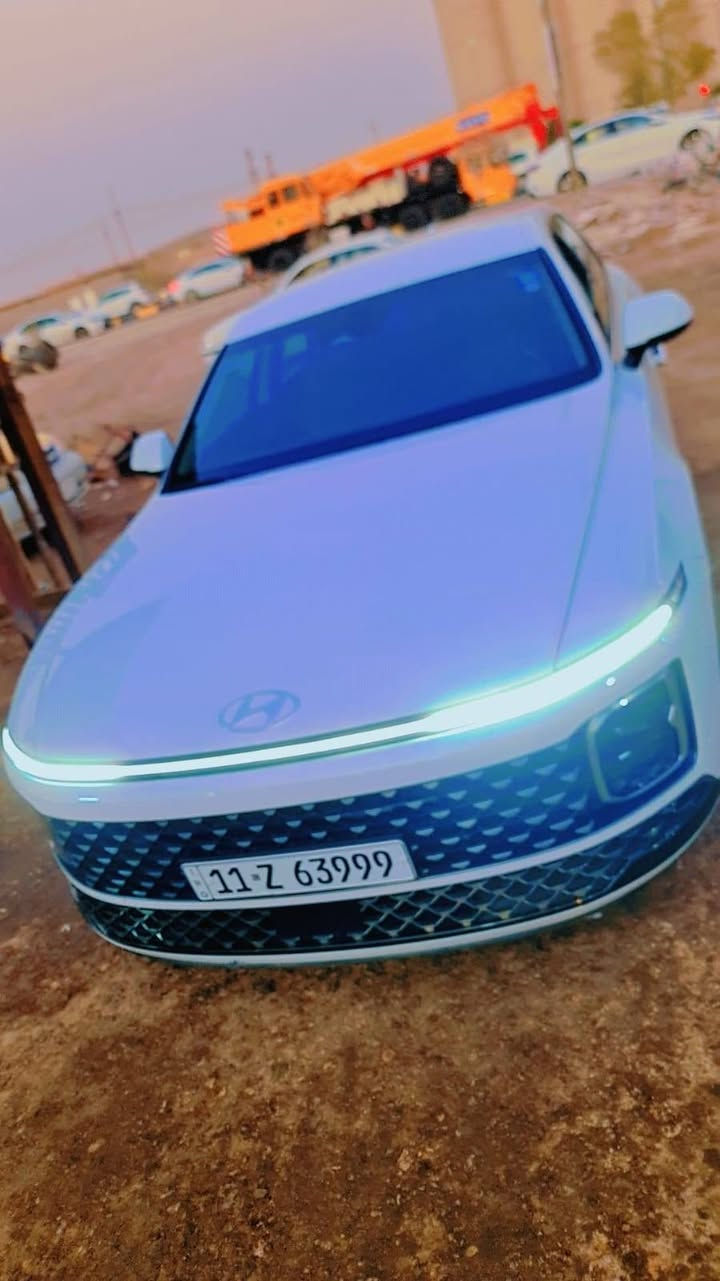 ستفسار *********** ⸻
🚗 للبيع – هيونداي أزيرا 2023 🚗

🔹 الموديل: 2023
🔹 النوع: هيونداي أزيرا شكل الجديد 
🔹 المحرك: 6 سلندر / 3.5 لتر
🔹 ناقل الحركة: أوتوماتيك
🔹 الوقود: غاز
🔹 الدفع: أمامي
🔹 اللون الخارجي: (ابيض)
🔹 اللون الداخلي: (جلد / لون اسود )
🔹 الممشى: (78

✨ المواصفات:
✔️ شاشة لمس كبيرة مع نظام ملاحة
✔️ كاميرا خلفية + حساسات أمامية وخلفية
✔️ مثبت سرعة ذكي
✔️ بصمة تشغيل + دخول ذكي
✔️ مقاعد جلد كهربائية
✔️ تبريد وتدفئة مقاعد
✔️ مساج كشنات 
✔️ نظام المحافظة على المسار
✔️ نظام النقطة العمياء
✔️ رادار أمامي (مانع تصادم)
✔️ تحكم من المقود
✔️ مكيف أوتوماتيك متعدد المناطق

🛠️ الحالة: قبق جنطق وحلك الجاملغ الخلفي 
📄 الورق: كامل / جاهز للنقل

💰 السعر: (210) – قابل للتفاوض بالمعقول
📍 الموقع: (القادسيه )
📞 للاستفسار: (رقم الهاتف)
