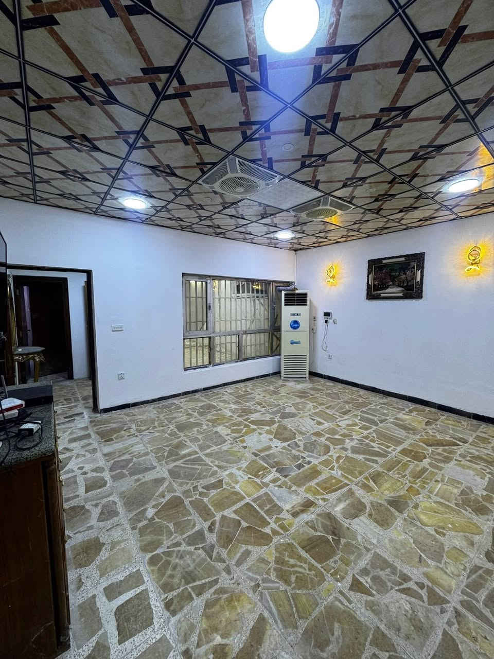 🏡  لـلايـجـار دور فـي الـكـرادة 

📍الـعـنـوان : الكرادة داخل قرب شارع العطار

▪️الـمـسـاحـة الـعـقـار الـواحـد : - 100 متر 

يحتوي كل عقار على 3 غرف وصالة و صحيات و كراج و مخزن 
 
للاستفسار والاتصال
***********
نستقبل كافة العروض السكنية والتجارية
