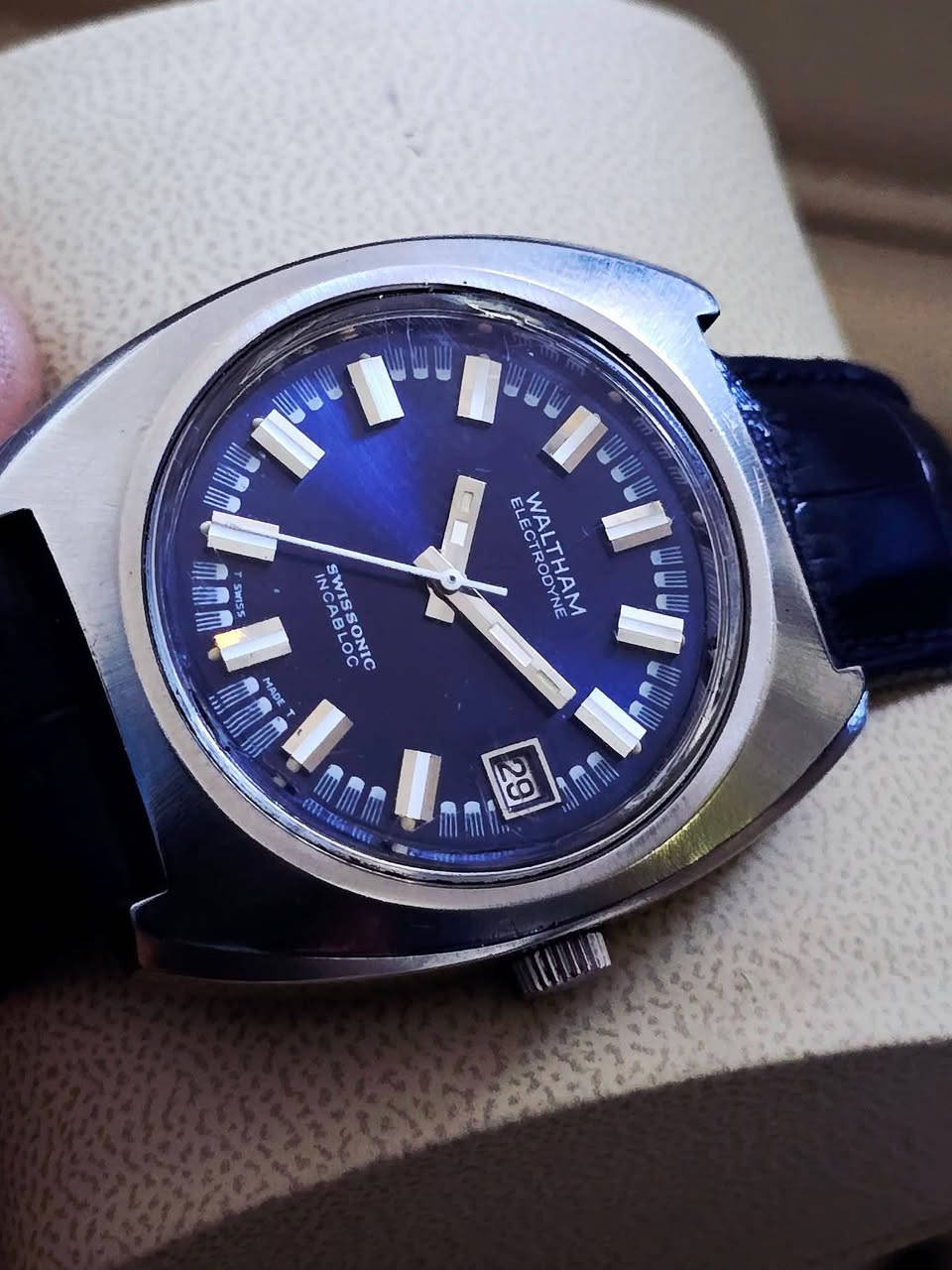 ولثام الكترونيك
من النوادر  
مكينه نادره وعملاقه رقاص بطارية 
مينا زرقاء جميله 
سير جلد مستبدل 
نظيفه جدا 
قطر 39 تقريبا 

160 دولار 
المكان اربيل 
يوجد توصيل
Samer Akeel AlJboory 

https://www.tiktok.com/@samerakeelwatch?_r=1&_t=ZS-92FTEuU


**إذا كنت صاحب هذا الإعلان وتريد حذفه لأي سبب، رجاءا أرسل رسالة إلى الدعم الفني**