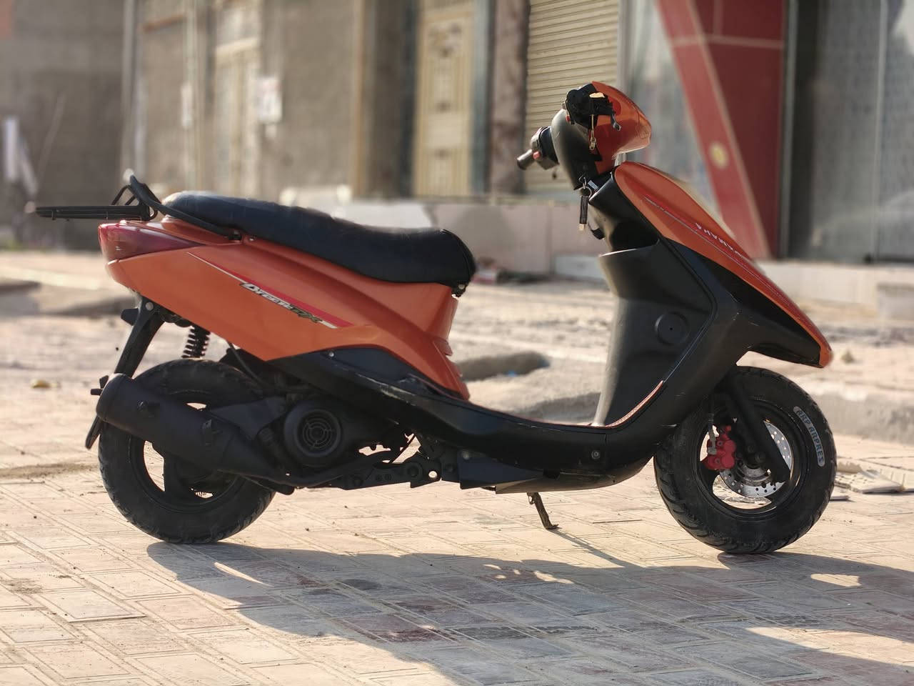 سلام عليكم للبيع دارجة بريز ياباني الدراجة مابيها اي نقص دراجة بلادية مكينتها ياباني ماملعوب بيها لايت زنون الكهربائيات كلها شغالة مكاني كربلاء حي العباس *********** السعر450 وبيها مجال
