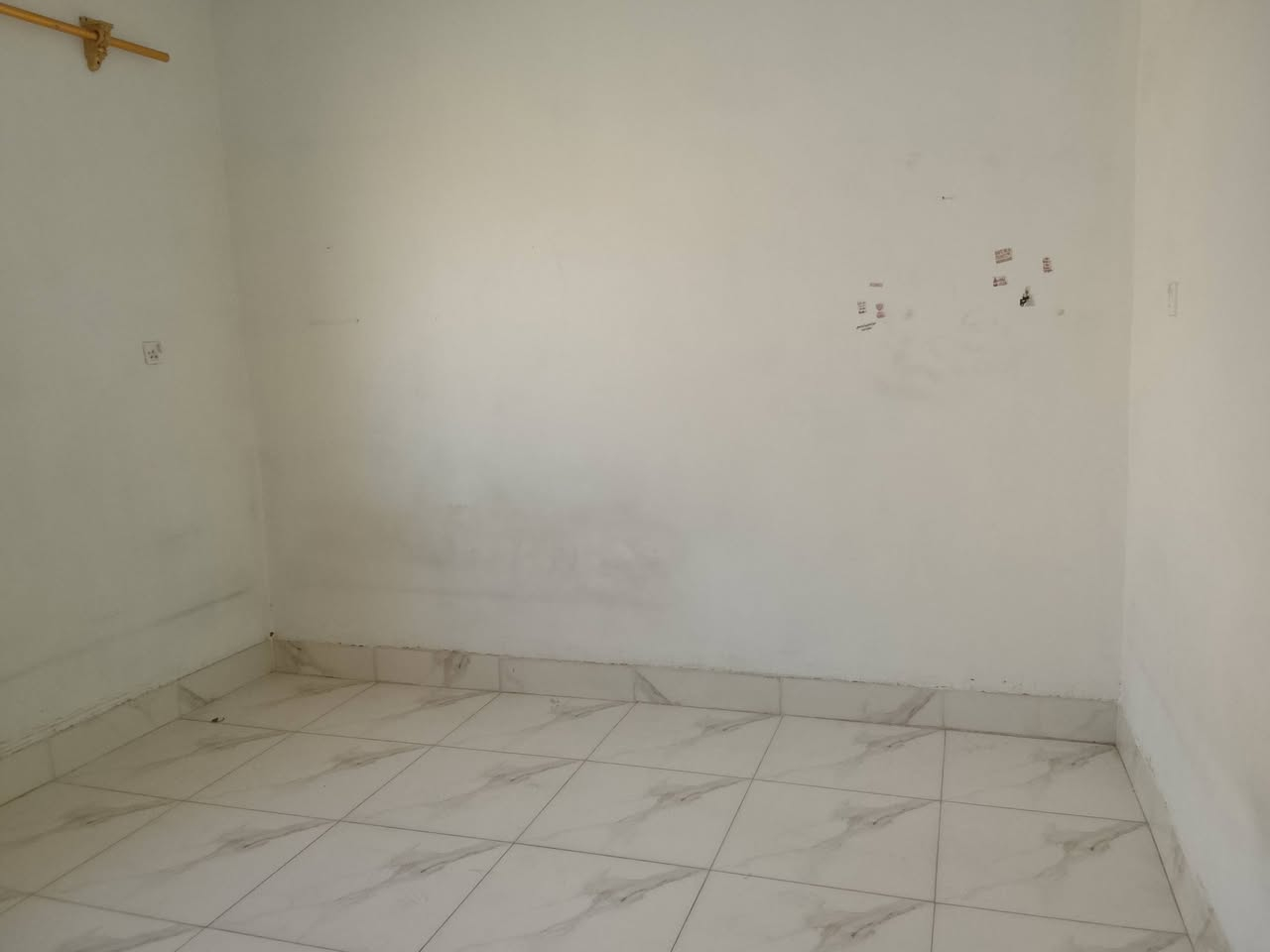 دار للبيع خلفي مصفر الكماليه شارع المصرف المربع الذهبي 
 (٣غرف نوم/صاله/استقبال/صحيات داخليه و خارجيه)
(تأسيس مي ومجاري وكاشي جديد)
سعر 70 ومجال بسيط 
البيت بناء قديم ‏‪***********‬‏
