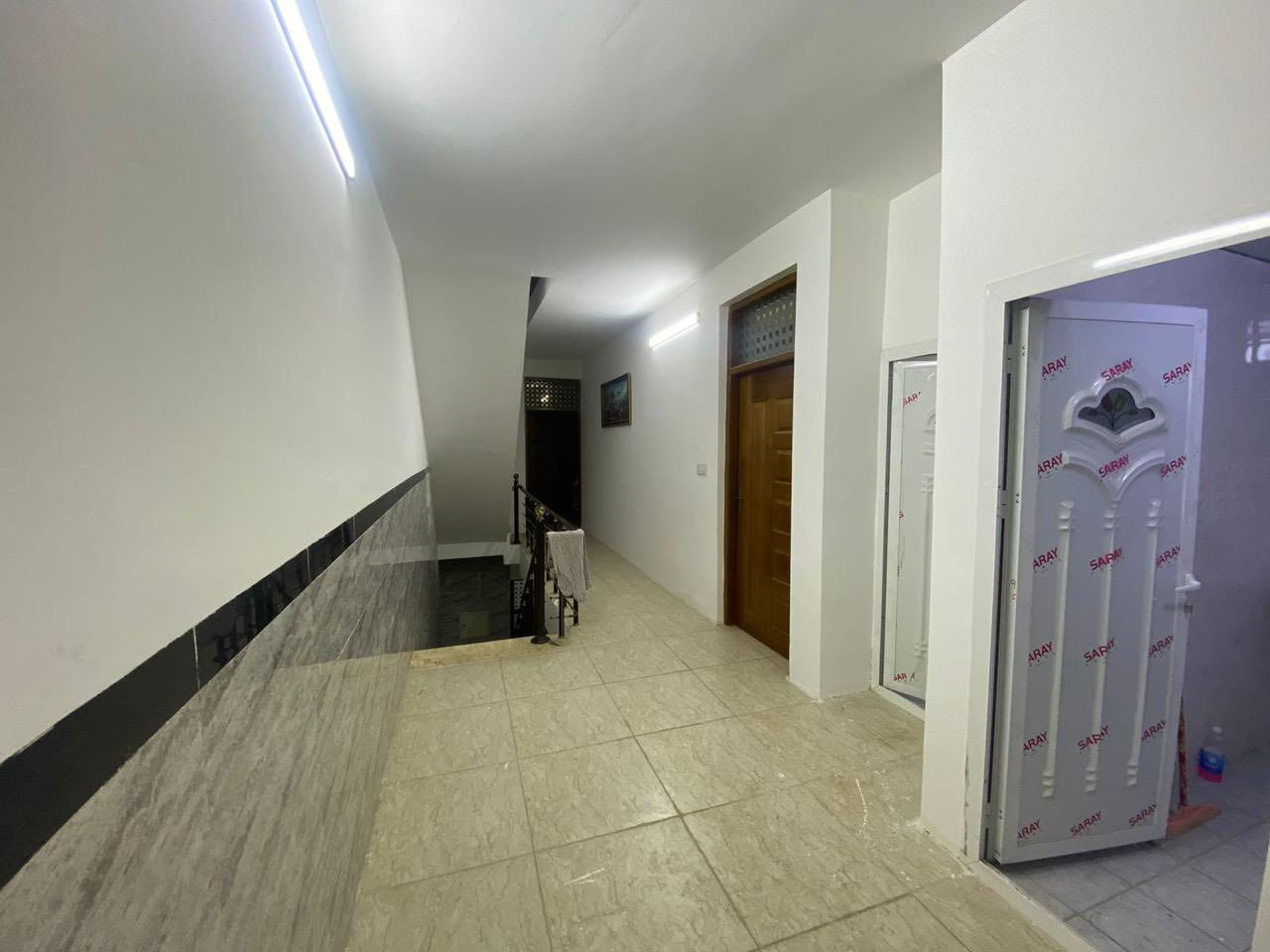 بيت للبيع🏠
المساحة 179م
الواجهة /6.5م 
النزال /27.5م
يتكون البيت من ثلاث طوابق
الطابق الأول استقبال كبير
مطبخين حار وبارد
صالة واسعة
خدمات صحية 
الطابق الثاني ثلاث غرف نوم مع خدمات صحية
الطابق الثالث غرفة نوم صالة كبيرة  وخدمات صحية

بناء حديث وموقع استراتيجي (موقع مميز وقريب من جميع الخدمات)
مناسب للسكن العائلي والاستثمار
 
الموقع في  حي سومر / الضباط شارع الحمام- الشارع العريض

للأستفسار 
***********
***********
