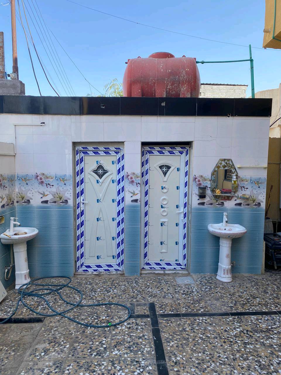 الفيروزيه شارع ١٦ 
طابو صرف زراعي المالك موجود 
المساحه ٢٧٥ على شارعين فرعيات
الطابق الأول غرفه وهول ومطبخ وصحيات 
الطابق الثاني ثلاث غرف وهول وصحيات 
ديوان او حسينية  مع طارمه ومخزن وصحيات خارجيه  بناء حديث 
السعر ١٨٠ مليون وبيه مجال ***********