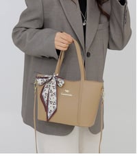 شنطة نسائية • فخمة • مع شال