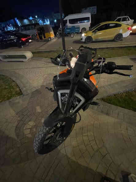 للبيع فقط رداجه KTM 390 رحال مرقم كامل
المحرك: أحادي الأسطوانة، مبرد بالماء، 373.2 سم³ (390 Adventure) أو 399 سم³ (2025)
القوة: حوالي 44 حصانًا عند 8500 دورة في الدقيقة
عزم الدوران الأقصى: 39 نيوتن متر عند 7000 دورة في الدقيقة
ناقل الحركة: ست سرعات
استهلاك الوقود: حوالي 3.5 - 4.0 لتر لكل 100 كم (390 Adventure) أو 29 كم/لتر (2025) 

الهيكل والتعليق
الشاسيه: فولاذي أنبوبي
نظام التعليق الأمامي: شوكة WP APEX مقلوبة مقاس 43 مم
نظام التعليق الخلفي: ممتص صدمات أحادي WP APEX
مقاس العجلات: 19 بوصة أمامية و17 بوصة خلفية (للطرازات القياسية) 

الميزات التقنية
الشاشة: شاشة TFT ملونة تعرض السرعة، عدد دورات المحرك، مستوى التروس، ومستوى الوقود
أنظمة الأمان: نظام ABS مع وضع للطرق الوعرة، ونظام التحكم الديناميكي في الجر
التوصيل: بلوتوث للاتصال بالهاتف الذكي لإجراء المكالمات
الإضاءة: مصابيح أمامية LED ساطعة 
خزان الوقود: سعة 14.5 لتر
مقعد: مصمم لتوفير الراحة أثناء القيادة لمسافات طويلة
وزن: 165 كجم (حالة الرطوبة) لبعض الطرازات

وبعد بيها موصفات خير من الله من تعديل بعدد دورات محرك لكل ناقل غيار و تحول مودات قياده من وضع طرق الوعره لو ضع الطرق الازفلتيه وهواي امور تكدر تتحكم بيهن من خلال شاشه   عنواني بغداد...... متواجد وتساب ***********
