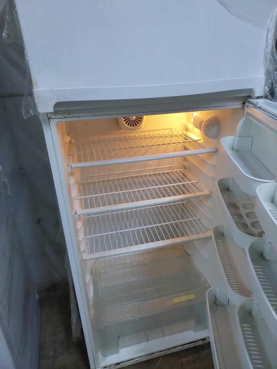 ثلاجه حجم ١٨ قدم نوعيه تركي مضبوط شرط شغل وتبريد سعر ١٧٥ وبيها مجال عنوان سوك حديثه خلف جامع عبدالرحيم اتصال ***********
