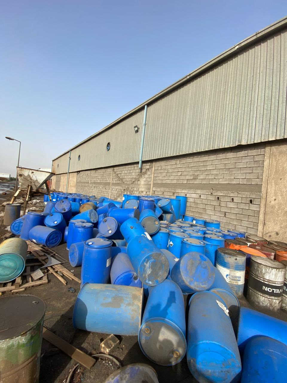 السلام عليكم متوفر براميل حديد نظيف السعر 14 للبرميل الواحد والبلاستك 18 الف مطروح المكان البصره الاتصال ***********
