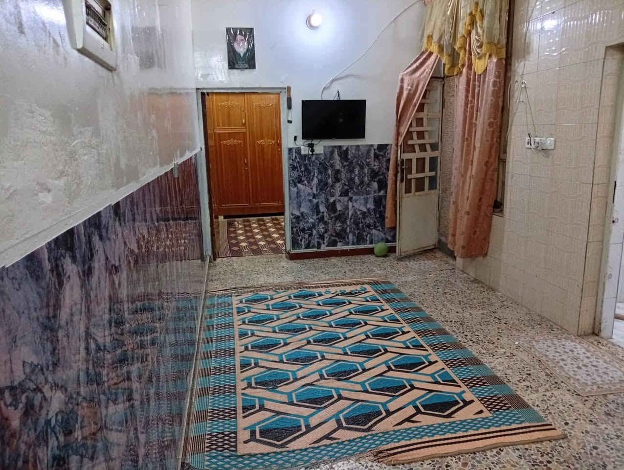 السلام عليكم دار للبيع مساحة 100 متر طابو صرف ملك بيت كامل ونضيف مكان بغداد الرصافه حي البتول شارع مدرسة الخيرات خدمات كامله للاستفسار مراسلة الصفحة او الاتصال ***********
