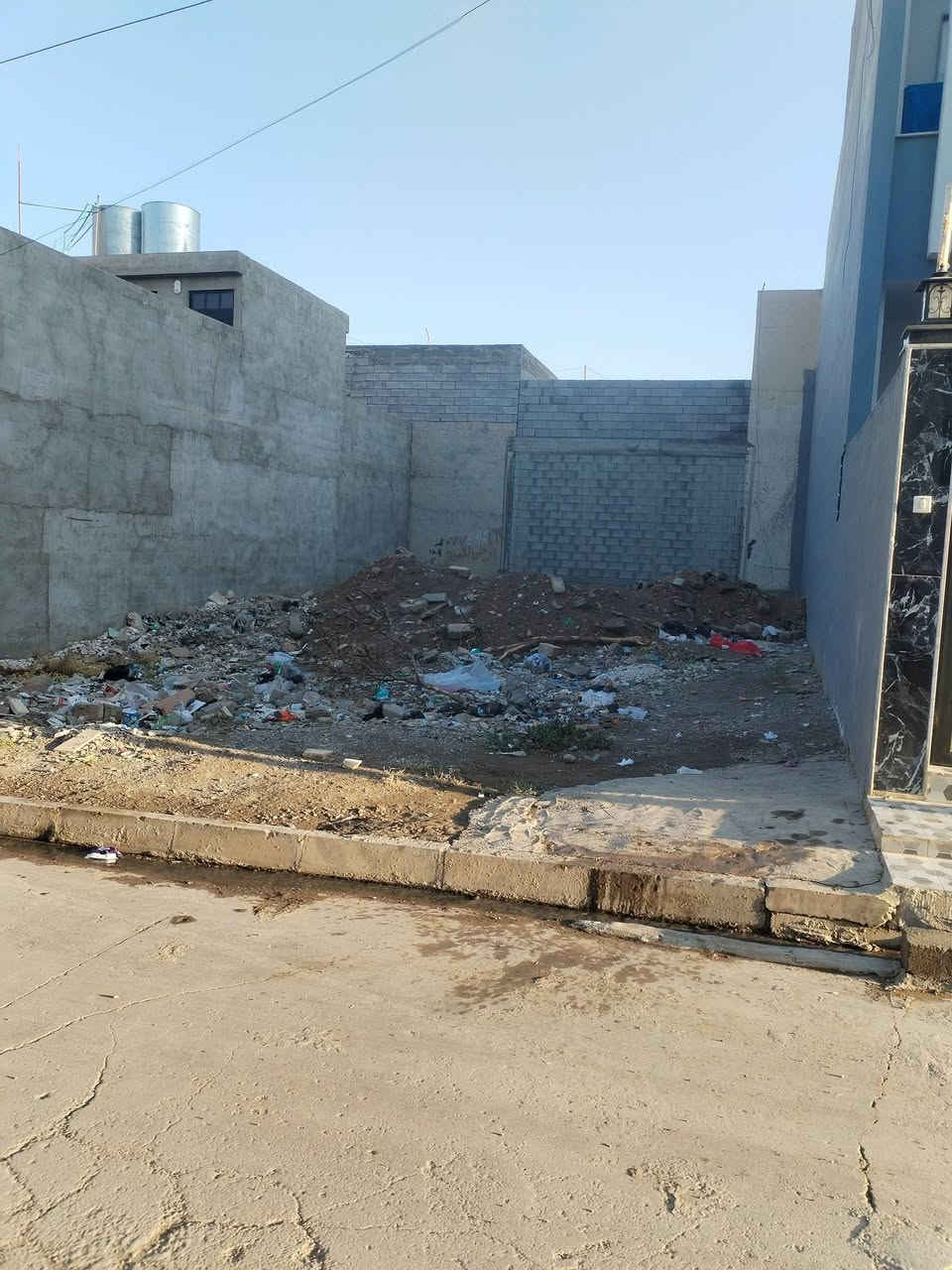 للبيع أرض خلف معمل غاز التوفيق المساحه 200متر و جها 10 عمق 20 خدمات كامل ماي و كهرب تلبيط ***********
