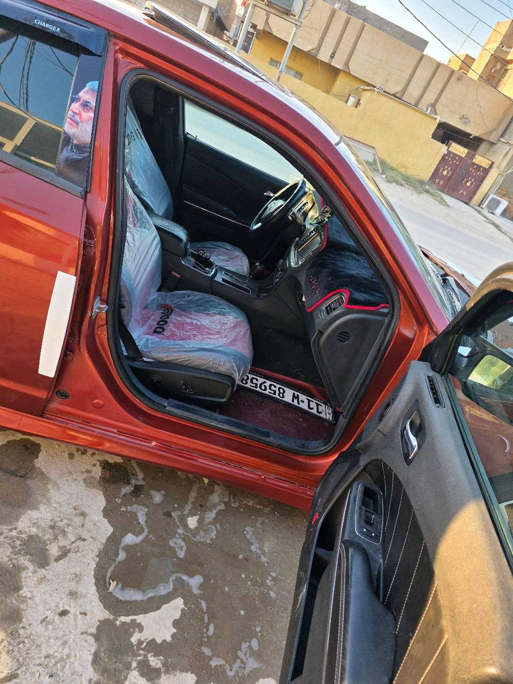 سيارة دودج تشارجر لون خمري للبيع. السيارة نظيفة ومصانة بشكل جيد من الداخل والخارج. الميزات تشمل محرك قوي وتصميم رياضي جذاب. السيارة مثالية لعشاق القيادة الممتعة والقوة.