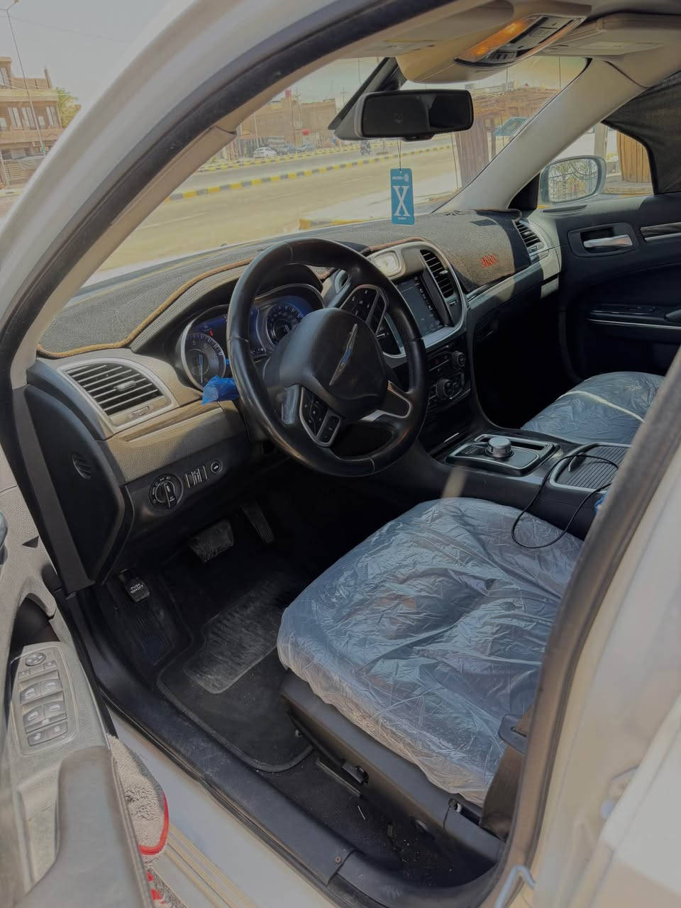 بيع سريع 
مواصفات كرايسلر 300C. موديل 2020
رقمه بغداد بسمي شرط مداور ثاني يوم 
* محرك V6 سعة 3.6  (Lamted).
* ناقل حركة أوتوماتيكي 8 سرعات.
* نظام دفع خلفي،  تو ويل .
* مقاعد جلد فاخرة مع تحكم كهربائي، وتدفئة وتهوية 
* شاشة لمس مع نظام Uconnect ودعم Apple CarPlay وAndroid Auto 
* ).
* كاميرا خلفية
* فتحة سقف بانورامية ).
* تشغيل السيارة بالبصمة مع الدخول الذكي.
* مكيف أوتوماتيكي ثنائي المناطق.
ويل20 تو سايز جديد 
ماشيه 58m
السياره استخدام شخصي 
ما مشتغله خط 
* 
* وسائد هوائية متعددة، ونظام ABS، والتحكم الإلكتروني بالثبات (ESC)، ونظام مانع الانزلاق.
حداديه كير مكينه تبريد كلشي جديد 
*
صبغ فقط بنيد  وشبرين كارت بجاملغ الخلفي 
الكشر صافي لا رصعه لا شخط لا بارد لا حالوب 
السعر (220قفل 
اللاستفسار (*********** النجف, العراق
