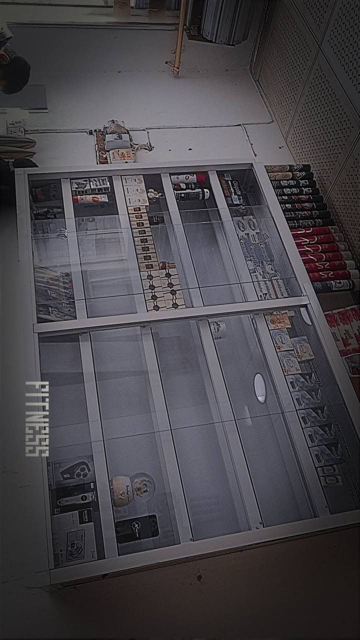 العارضة كوزمتك العرض مترتين الارتفاع متر ونص السعر ١٥٠ مع المجال العنوان نجف  حي الوفاء رقم الهاتف *********** واتساب
