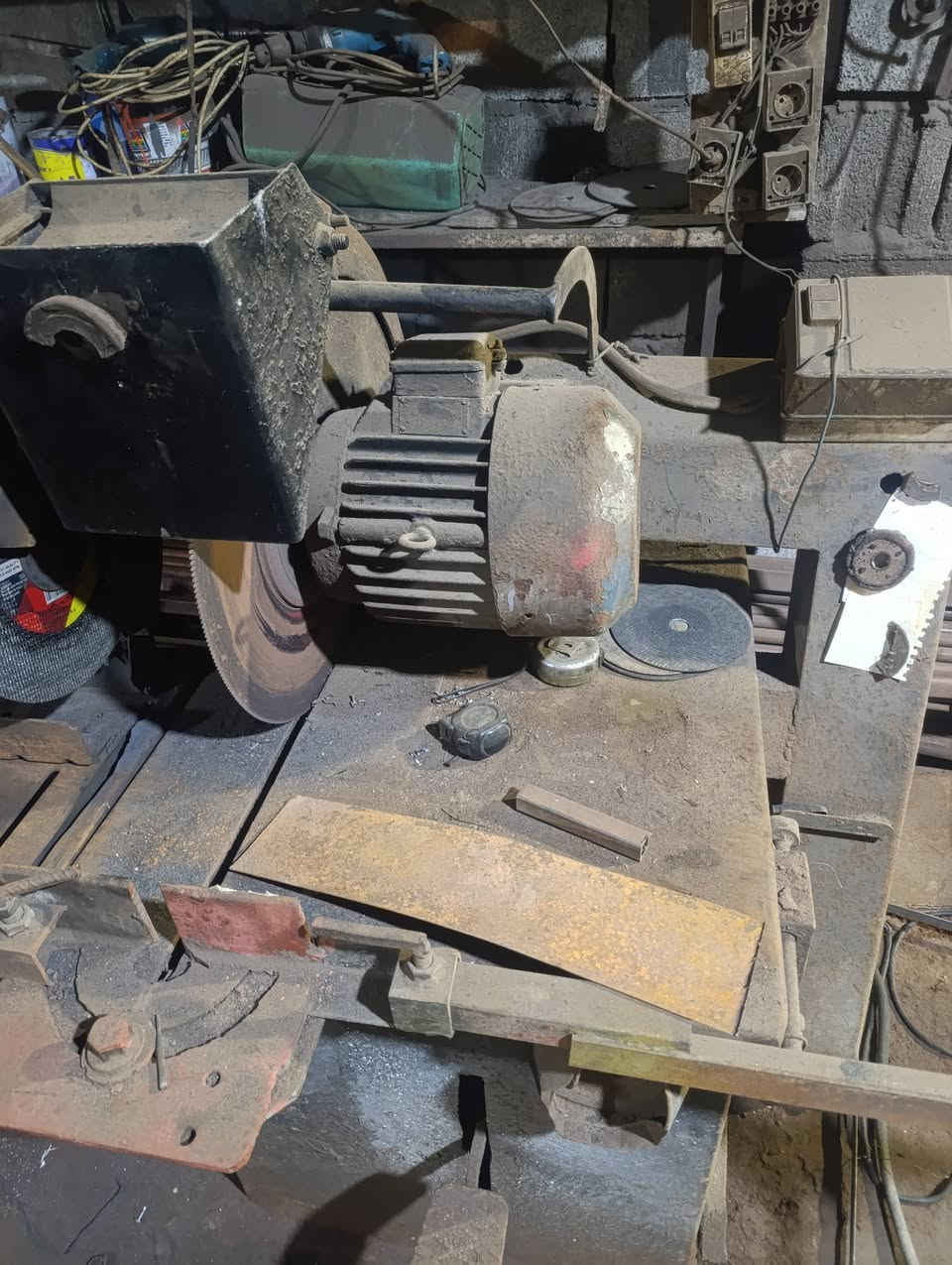 اسلام عليكم مكينت لحيم سنكل وكتر كبير اتريفز وكتر صغير سنكل وكوسره ععد اثنيد كبيره وكوسره صغيره وكتر غايش الكل شرط الشغل بس كتر العايش متروك السعر مليون ونص بيهن مجال  الشراي مكاني بصره ابو الخصيب ***********
