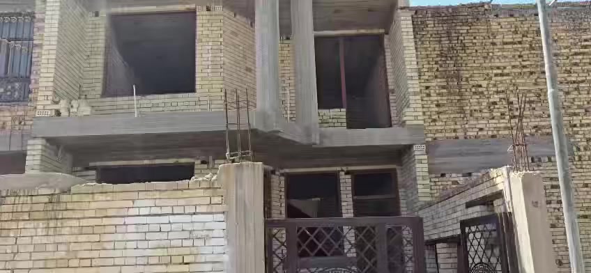 السلام عليكم هيكل للبيع على شارع ١٠٠  المساحه ١٥٠ متر بناء درجه اولى كلش قريب على الشارع  رقم ***********  السعر ١٥٠ وقابل للتفاوض
