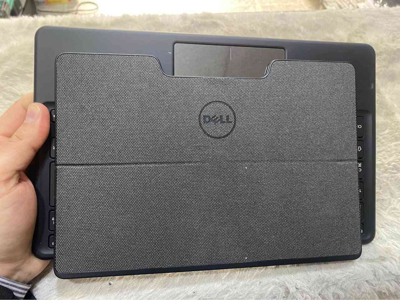 کیبۆرد و کەیسی ڕەسەنی کۆمپانیای Dell، مۆدێلی K15M، تایبەت بە تابلێت و لاپتۆپە شاشە جیاوەبووەکانی دێڵ.
• حاڵەت: لۆک و زۆر نوێ (وەک لە وێنەکان دیارە، هێشتا لەزگەی کارگەی بەسەرەوەیە).
• مۆدێلە گونجاوەکان: بەتەواوی دەبێت بۆ مۆدێلەکانی:
• Dell Latitude 5285 2-in-1
• Dell Latitude 5290 2-in-1
• تایبەتمەندییەکان:
• بەکارهێنانی زۆر ئاسانە و بە موگناتیس دەلکێت.
• ماوسەکەی (Touchpad) زۆر خێرا و وردە.
• کوالێتی دروستکردنی زۆر بەرزە و وەک پارێزەر (Cover) بۆ شاشەکەش بەکاردێت.
• تێبینی: کیبۆردەکە پیتی ژاپۆنی و ئینگلیزی لەسەرە، بەڵام لە ویندۆز وەک کیبۆردێکی ئاسایی کار دەکات و هیچ کێشەیەکی نییە. بشدار, السليمانية


**إذا كنت صاحب هذا الإعلان وتريد حذفه لأي سبب، رجاءا أرسل رسالة إلى الدعم الفني**