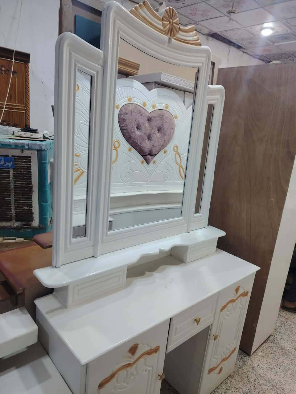 غرفه نوم عراقي مستعمله شهر فقط
ميز +جربايه+مرايه 
ب850 وبيها مجال 
مكاني رميثه ***********
