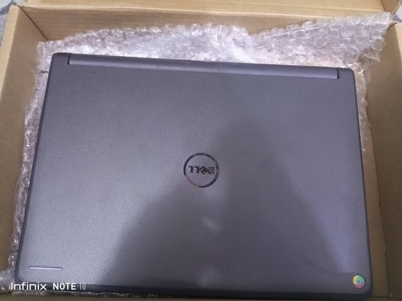 لابتوب دل لمس سريع 
مواصفات الجهاز ⁦⁦(⁠*⁠_⁠*⁠)⁩
📌 نظام التشغيل: Chrome OS (نظام خفيف من Google مخصص للإنترنت والتطبيقات السحابية). �
📌 المعالج: Intel Celeron N4020 ثنائي-النواة (Up to 2.8 GHz). �
📌 الشاشة: 11.6 بوصة، دقة HD (1366 × 768)، (الشاشه تعمل باللمس). �
📌 الذاكرة (RAM): 4 GB LPDDR4. �
📌 التخزين الداخلي: 32GB eMMC. �
📌 الرسوميات: مدمجة Intel UHD Graphics. �
📌 البطارية: تدوم غالبًا 8-12 ساعة تقريبًا حسب الاستخدام. �
📌 الاتصال: Wi-Fi 802.11ac + Bluetooth 5.0. �
📌 المنافذ: USB-C و USB-A وسماعة 3.5 مم. �
📌 الوزن: حوالي 1.29 كجم تقريبًا. �

💡 هذا الجهاز مناسب للمستخدمين الذين يحتاجون جهاز خفيف وبسيط للتصفح، التعليم، التطبيقات السحابية، ومهام مثل Google Workspace. �
سعر اللابتوب 75 فقط والتوصيل مجاني لكافة محافظات العراق 
لاتتردد سارع بالحجز


**إذا كنت صاحب هذا الإعلان وتريد حذفه لأي سبب، رجاءا أرسل رسالة إلى الدعم الفني**