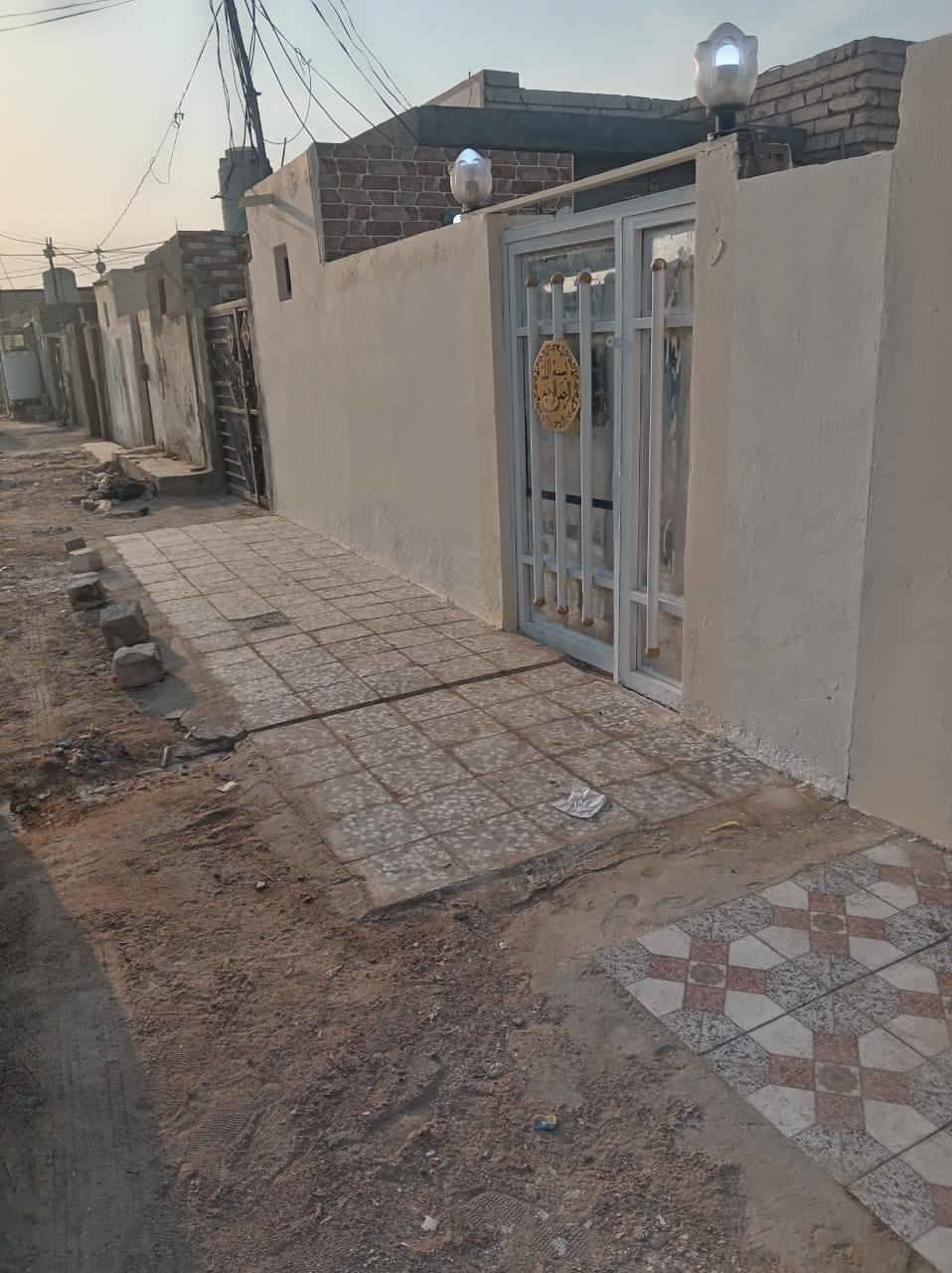 بيت للبيع او مراوس بسيارة حديثة 
المساحة/  155 متر
الطابو / زراعي
البيت مال جناي مشتري من ابو الارض 
نوع البناء/ بلوك عكاده سنة 2021 بناء درجة اولى 
التفاصيل
طابق واحد/ يحتوي على غرفتين وصالة ومطبخ وحمامات ثنين داخلية وخارجية وكراج 
متوفرة جميع الخدمات ماء وكهرباء ومدارس
العنوان / النجف . الكوفة . شارع المعمل . قرب اسواق الكرادة. ثالث بيت على الشارع العام
السعر/  32 وبي مجال قليل 
باقي التفاصيل خاص او واتساب فقط
***********
